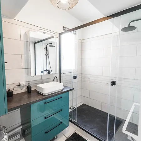 Spacious Duplex In The Heart Of