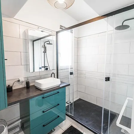Spacious Duplex In The Heart Of *